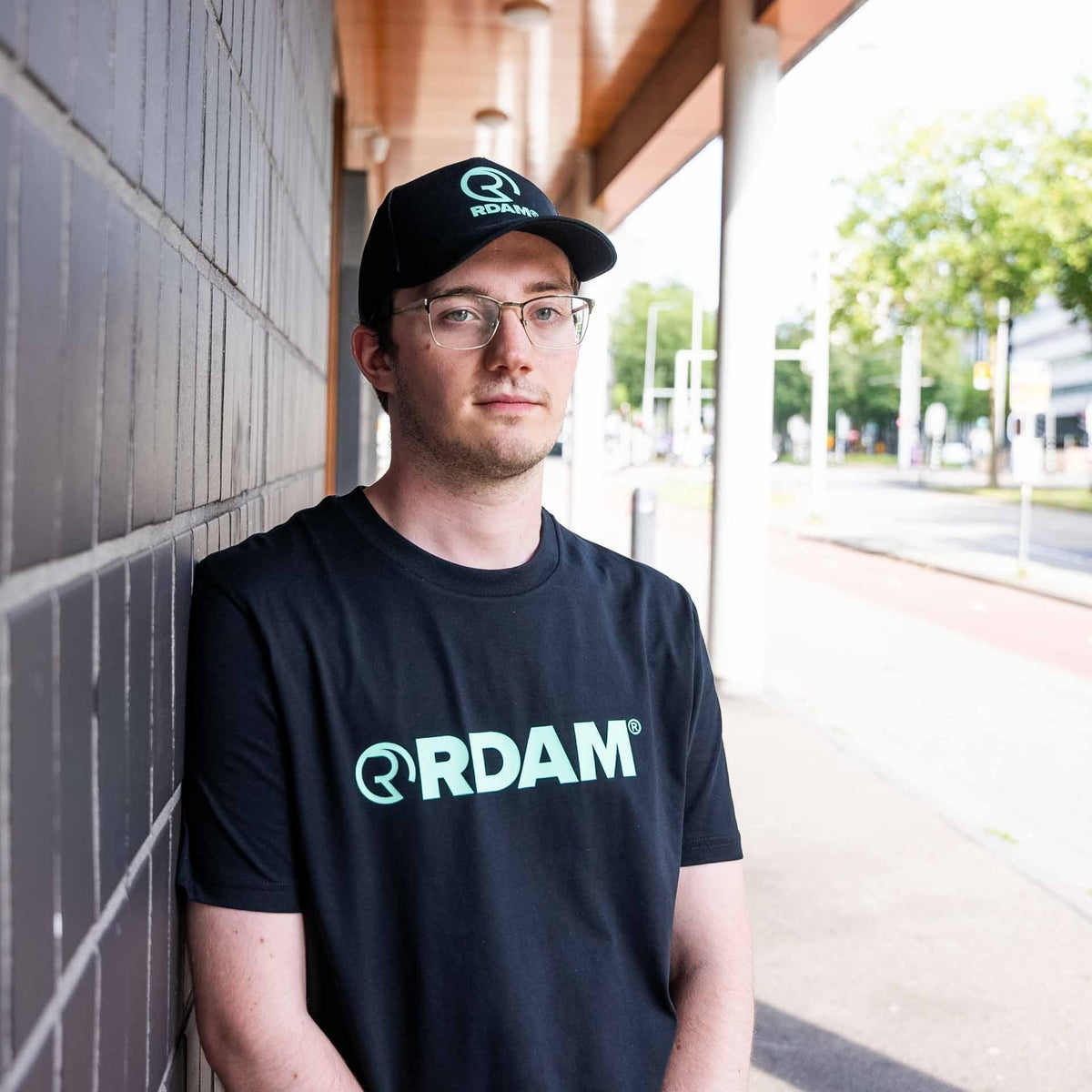 RDAM® | Iconic Essential op Zwart | T-Shirt